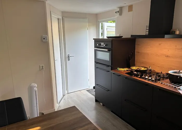 بيت للعطل Woodland Plot بوتِنْ