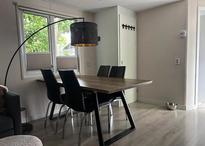 بيت للعطل Woodland Plot بوتِنْ